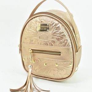 Meet your Posher, Sayra